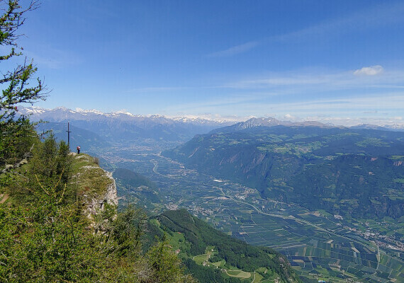 Arrivato! La vista dal Macaion (1.860m) è impareggiabile ... qui con una vista a nord, la val d'Adige fino a Merano, sopra di esso il gruppo di Tessa