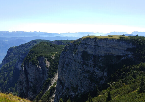Vista panoramica in direzione sud verso la "croce di vetta" (a destra), dietro di esso a sinistra l'affioramento roccioso "Testa Nera" (2.031m)
