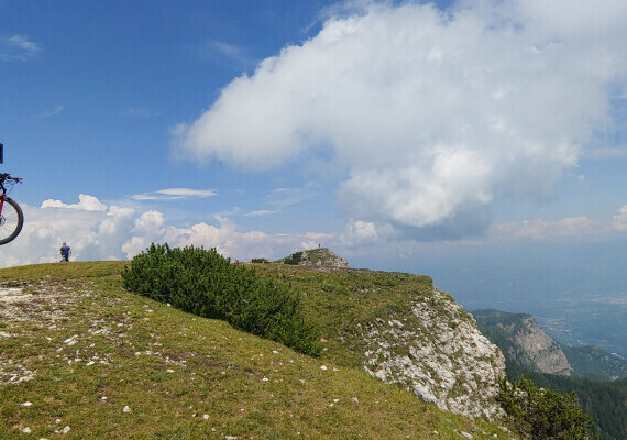 Vom "Gipfelkreuz" des Roen Blick Richtung Norden zum höchsten Punkt; dahinter rechts unten die Landeshauptstadt Bozen